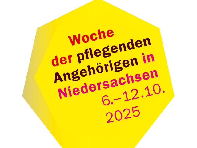 Das Bild ist ein Screenshot von der Webseite der ARD Mediathek. ZU sehen ist ein Standbild aus einem Filmbeitrag des NDR zur Woche der pflegenden Angehörigen in Niedersachsen 2025. Zu sehen ist Christiane Hüppe, Vorständen des Vereins wir pflegen in Niedersachsen e.V., die gerade ein Interview gibt. Sie schaut seitlich in die Kamera. Sie trägt eine Brille und hat kurze Haare. Im Hintergrund sind Stuhlreihen und einige Menschen zu sehen, die sich unterhalten.